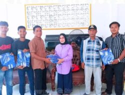 PLT Bupati Serahkan Kostum Bola Voli Kepada Karang Taruna Desa N1