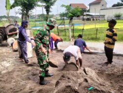 Serma Surasno Anggota Koramil Bantu Warga Penambalan Jalan