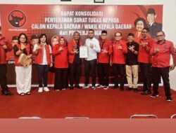 PDI-P Berikan Surat Tugas Pada 11 Bacabup Labusel