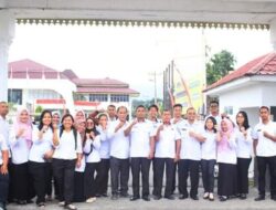 Diskominfo, Balitbang, dan Sekretariat DPRD Labuhanbatu Bagikan Bendera Merah Putih Kepada Masyarakat