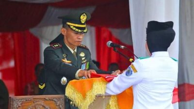Komandan Kodim 0209/LB Pimpinan Upacara Penurunan Bendera Merah Putih