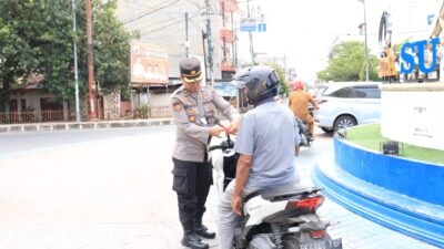 Polres Labuhanbatu Bagikan 300 Bendera Merah Putih untuk Sambut Hari Kemerdekaan ke-79