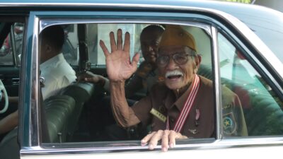 Ajak Pejuang Veteran Keliling Kota Gunakan Mobil Klasik, Cara Kapolres Mojokerto Peringati Hari Juang Polri ke-79 