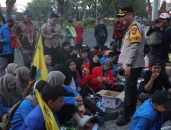 Kapolres Mojokerto Berhasil Tenangkan Mahasiswa dan Massa Demonstran saat Unjuk Rasa Bakar Ban Bekas