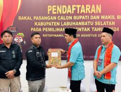 Hari kedua pendaftaran KPUD Labusel menerima Calon Bupati Ari-Azwar