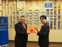 Kejaksaan Thailand Berikan Tanda Jasa Yokkrabat kepada JAM-Intelijen Reda Manthovani dan JAM-Datun Narendra Jatna