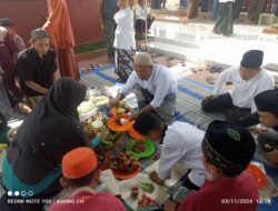 Gelar Kenduri di Makam Umum Mbah Sentono, Kapolsek Dlanggu Ngaji Bareng Warga Banjarsari